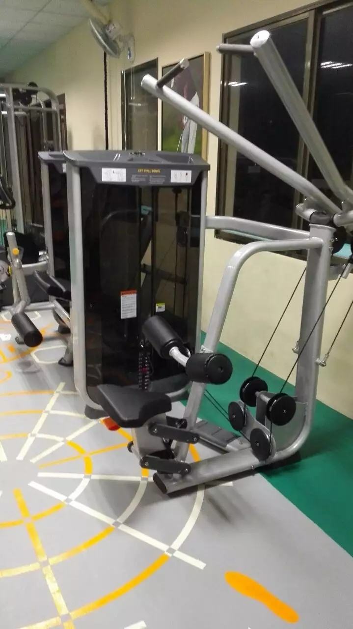 Commercial Plate-Loaded Lat Pulldown Machine